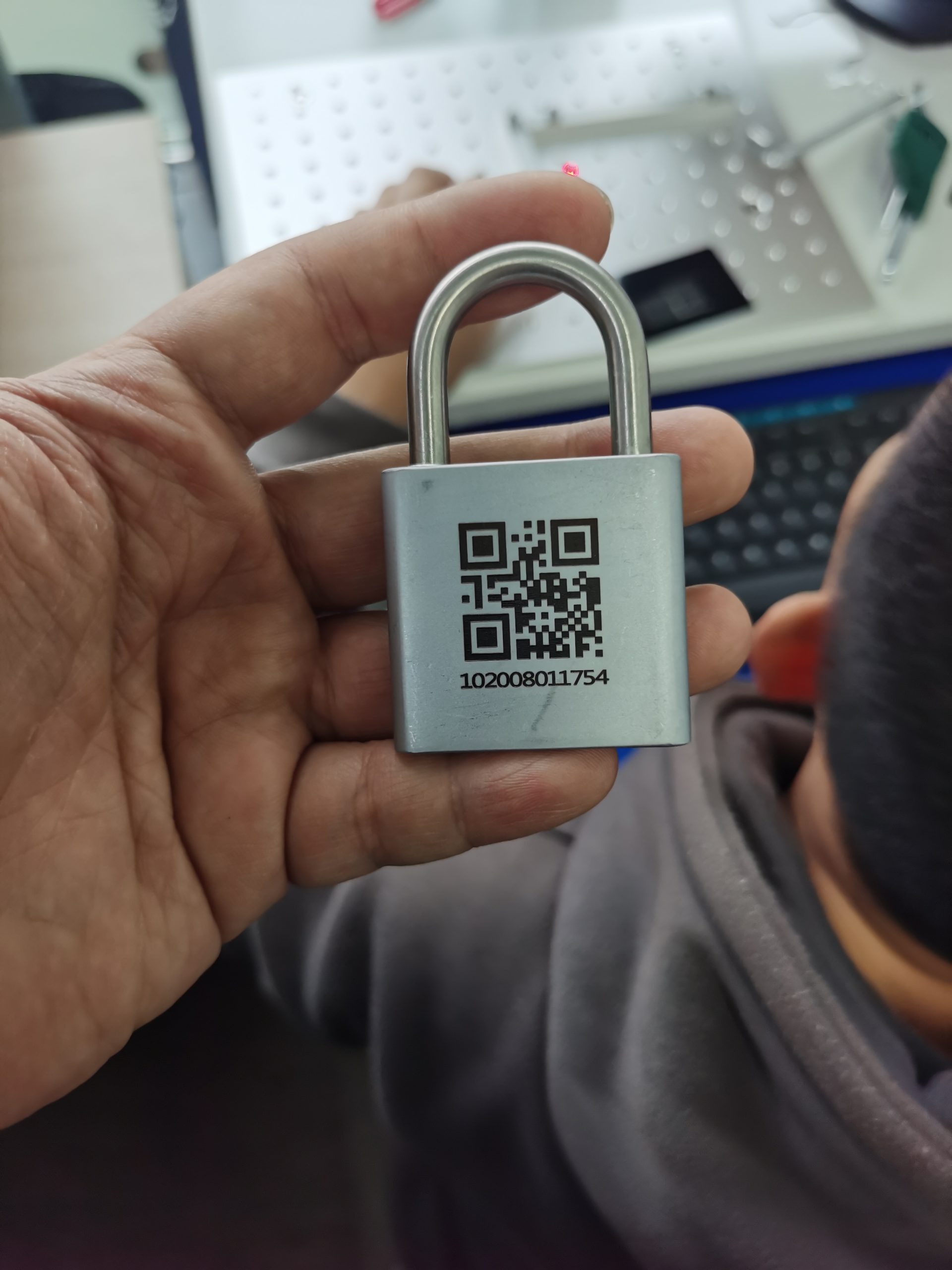 金屬門鎖激光打二維碼應(yīng)用